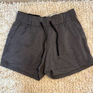 Lululemon on the fly mid-rise short 2.5”